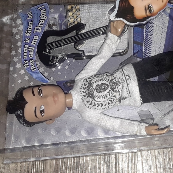 BRATZ Boyz on the Mic EITAN Boy Doll with Guitar NEW - Picture 3 of 5